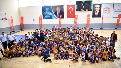 Valimiz Sayın Mehmet Fatih Çiçekli ve eşi Esengül Korkmaz Çiçekli Hanımefendi, Genç Basketbolcuların Madalya Sevincine Ortak Oldu