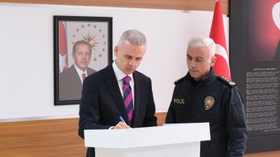 Ziyaretinde Tören Mangası tarafından karşılanan