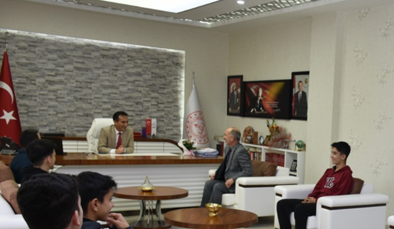 İl Müdürü Çalışkan, Yunuskent Mehmet Akif Ersoy Anadolu Lisesi Öğrencilerini Ağırladı