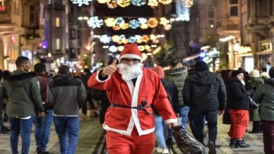 Alt katta oturan yaşlı komşumuz