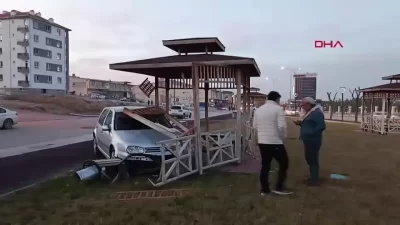 Karamanda Kontrolden Çıkan Otomobil Kameriyeye Çarptı