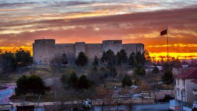 “Surların Ardındaki Sır: Karaman Kalesi’ne  Yolculuk”