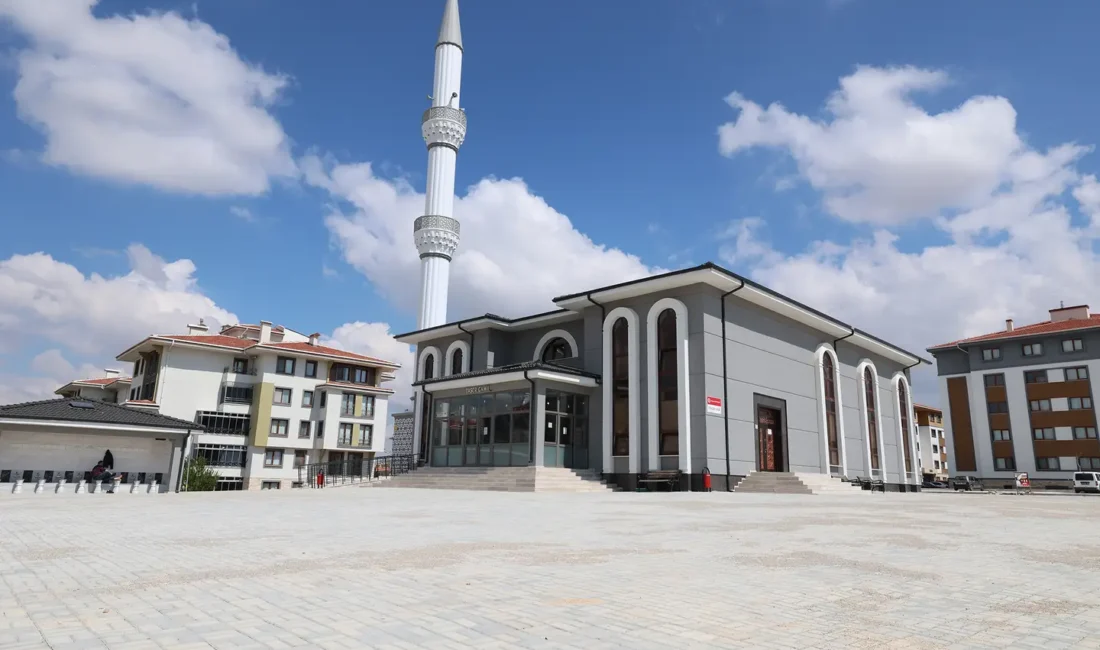Karaman Belediyesi, şehir genelindeki camilerde kapsamlı temizlik ve çevre düzenleme