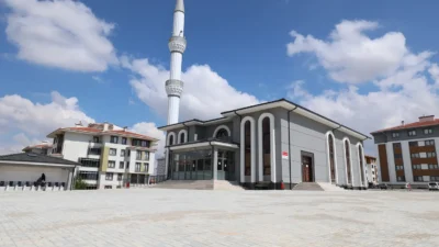 Karaman Belediyesi, şehir genelindeki camilerde kapsamlı temizlik ve çevre düzenleme