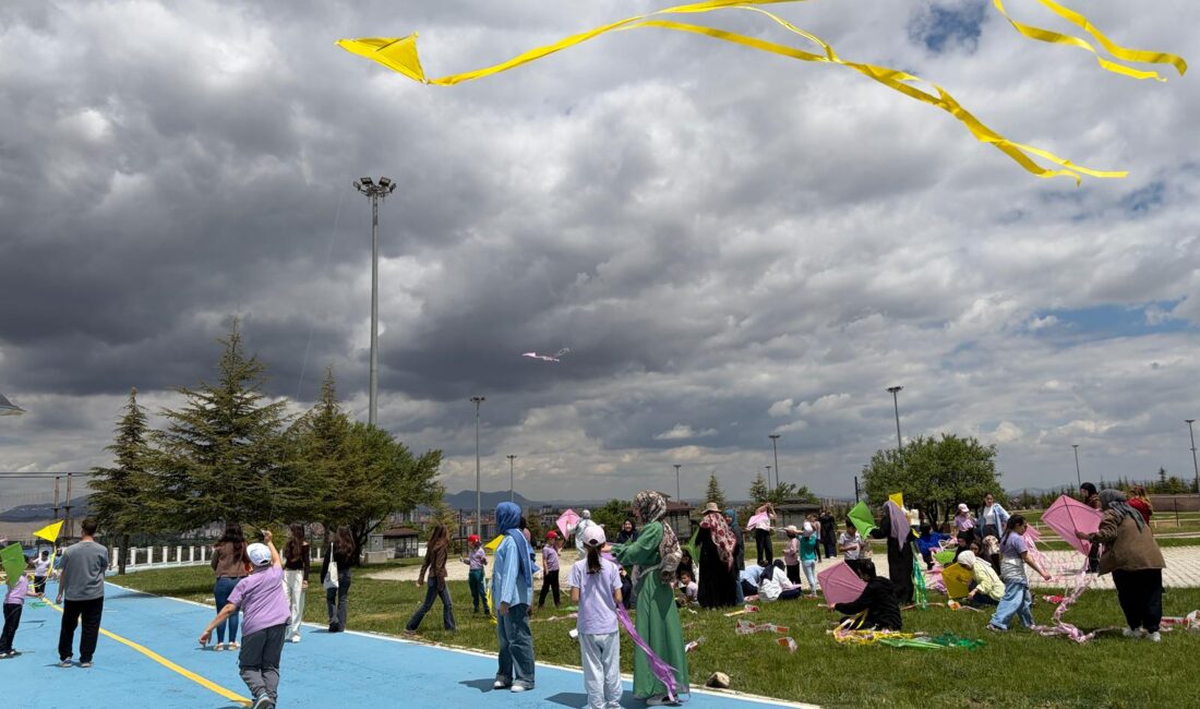 Karaman’da Gençlik Haftası etkinlikleri çerçevesinde düzenlenen ‘Uçurtma Şenliği ve Gençlik