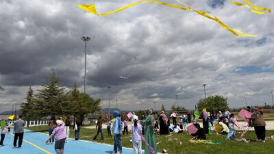 Karaman’da Gençlik Haftası etkinlikleri çerçevesinde düzenlenen ‘Uçurtma Şenliği ve Gençlik