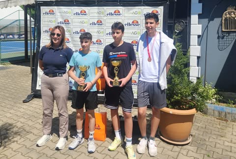Bartın’da gerçekleştirilen 16 Yaş Haftasonu Tenis Turnuvası’nda Karamanlı genç sporcu