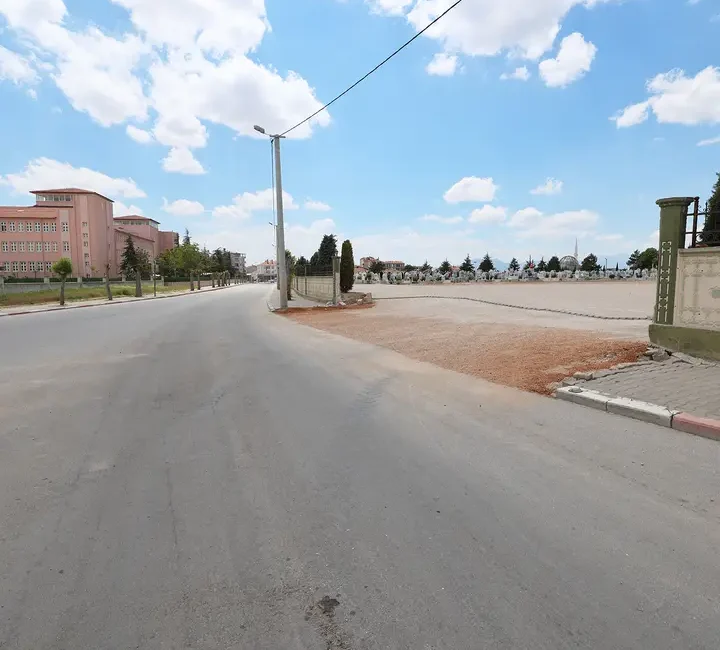 Karaman Belediyesi, vatandaşların kent mezarlığına ulaşımını kolaylaştırmak amacıyla mezarlığın doğu