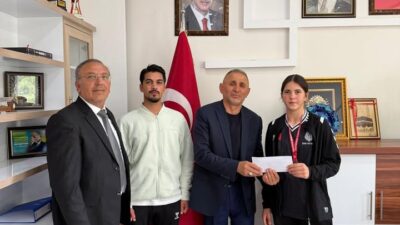 Kazımkarabekir Ortaokulu öğrencisi Ecrin Arısoy, Erzurum’da gerçekleştirilen okul sporları yıldızlar
