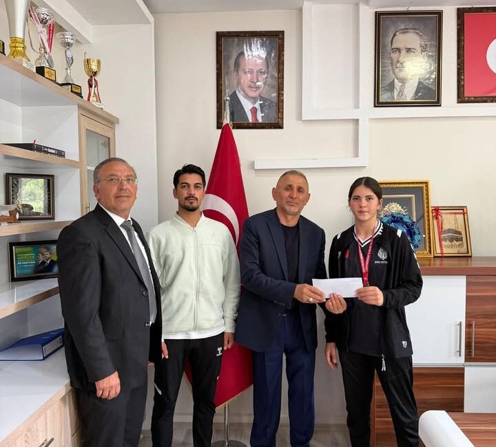 Kazımkarabekir Ortaokulu öğrencisi Ecrin Arısoy, Erzurum’da gerçekleştirilen okul sporları yıldızlar