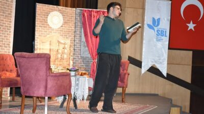 ‘Hayalperest’ kadrosuyla sahne alan liseli gençler, Karaman’da sergiledikleri performansla izleyenlerden