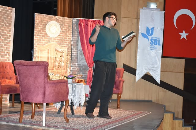 ‘Hayalperest’ kadrosuyla sahne alan liseli gençler, Karaman’da sergiledikleri performansla izleyenlerden